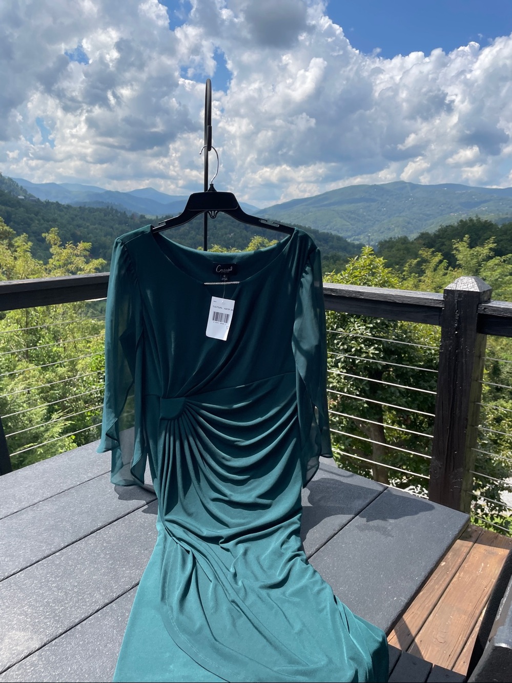 🥂Emerald flattering Dress with draping to accentuate your waist.